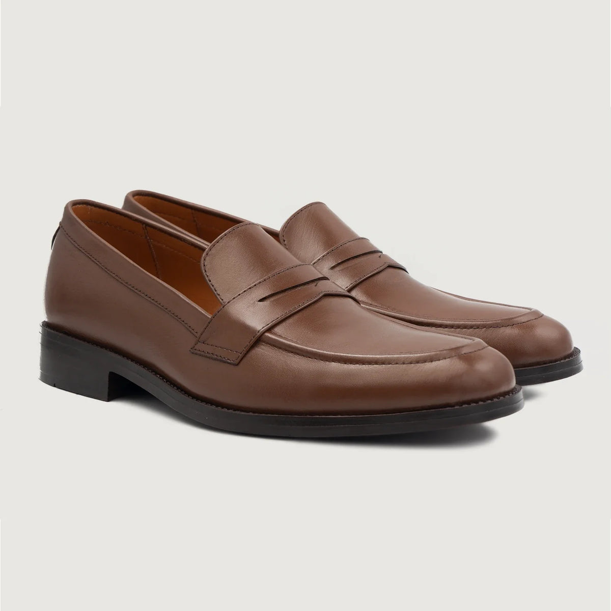 Baxton ブラウン レザーローファー メンズ in Brown Full-Grain Leather - 側面ビュー | 公式オンライン通販