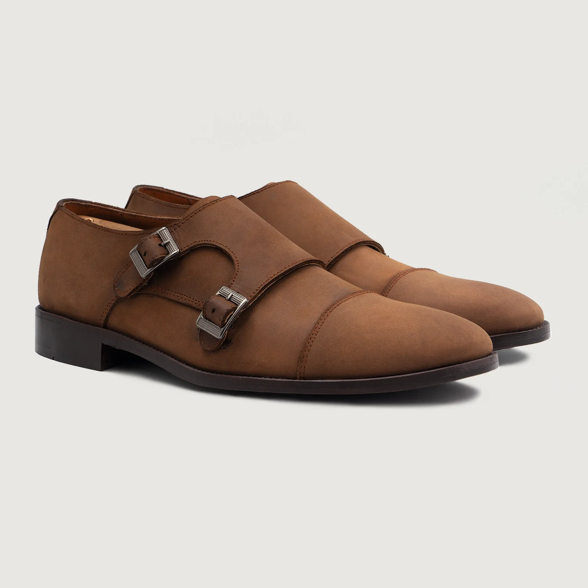 Boston ダブルモンクストラップ Oil Pull-up ブラウン レザーシューズ For Men in Brown Full-Grain Leather - 側面ビュー | 公式オンライン通販