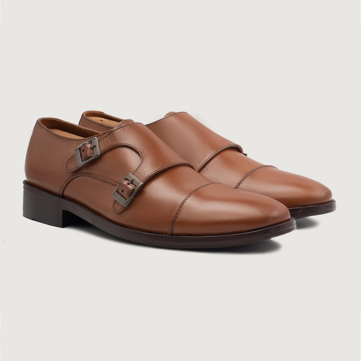Boston ダブルモンクストラップ タン レザーシューズ For Men in Tan Full-Grain Leather - 側面ビュー | 公式オンライン通販