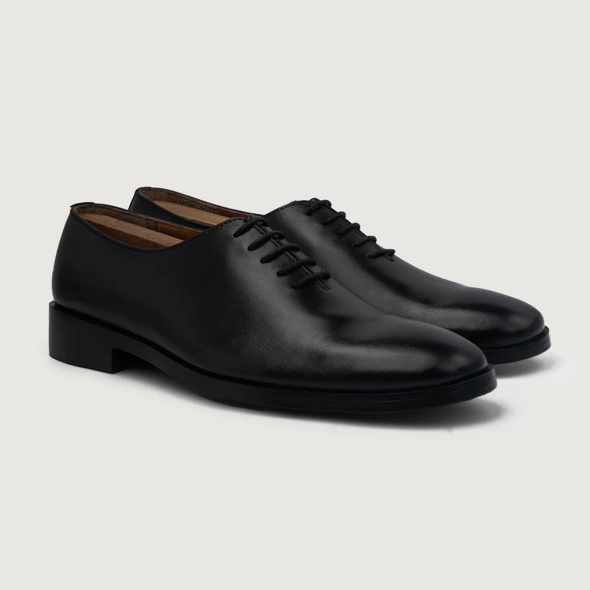 Director Wholecut ブラック レザーシューズ メンズ For Men in White Full-Grain Leather - 正面スタイル＆テーラードシルエット | 公式オンライン通販