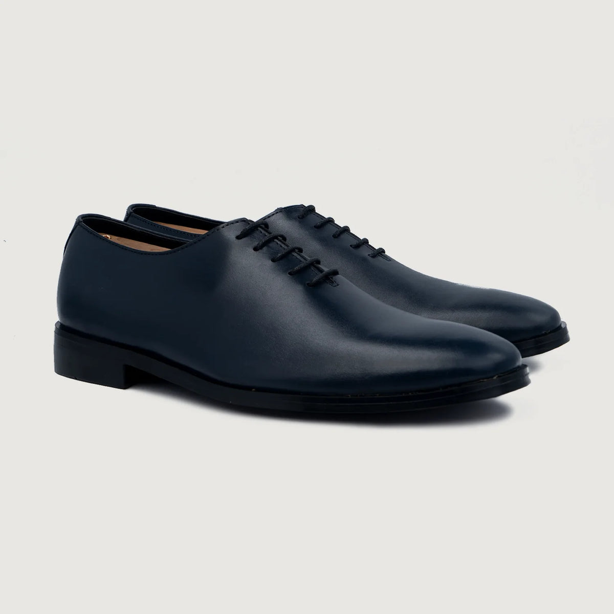 Director Wholecut Midnight ブルー レザーシューズ メンズ For Men in Midnight Blue Full-Grain Leather - 正面スタイル＆テーラードシルエット | 公式オンライン通販