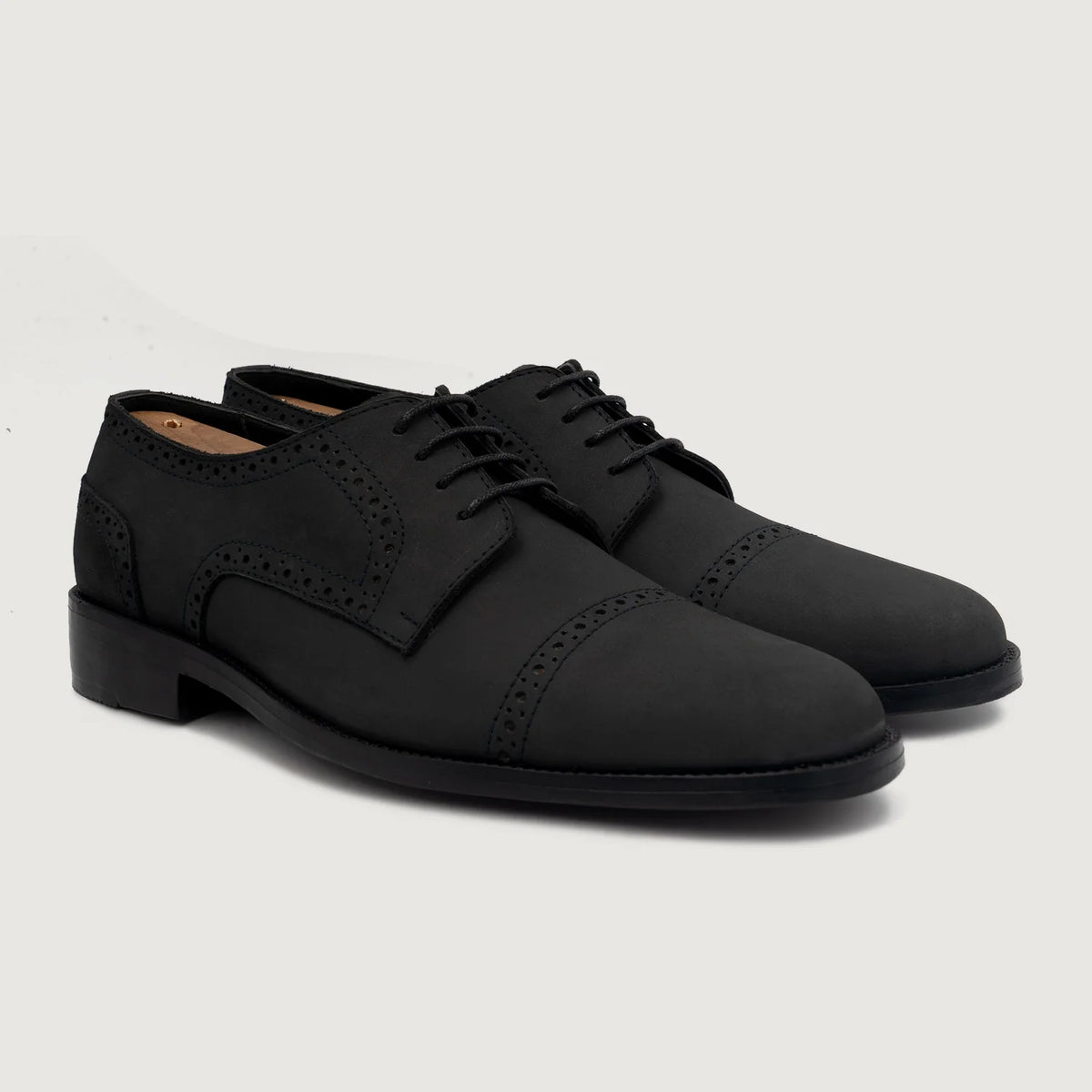Dirk Brogues Derby ブラック Nubuck レザーシューズ メンズ For Men ブラック カウハイド本革 - 側面ビュー | 公式オンライン通販