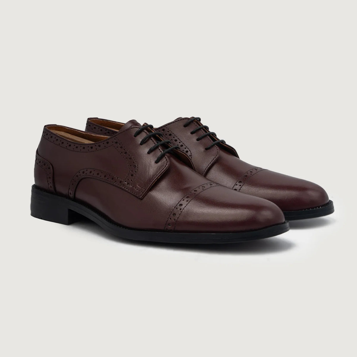 Dirk Brogues Derby マルーン レザーシューズ メンズ For Men in Maroon Full-Grain Leather - 側面ビュー | 公式オンライン通販