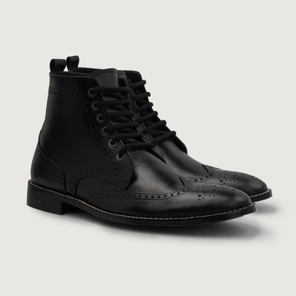 Duster Brogues Derby ブラック レザーブーツ メンズ For Men ブラック カウハイド本革 - 正面スタイル＆テーラードシルエット | 公式オンライン通販