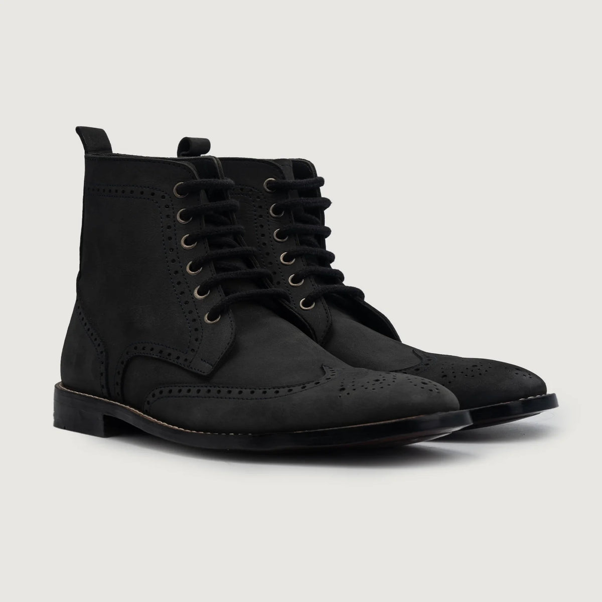 Duster Brogues Derby ブラック Nubuck レザーブーツ メンズ For Men ブラック カウハイド本革 - 正面スタイル＆テーラードシルエット | 公式オンライン通販