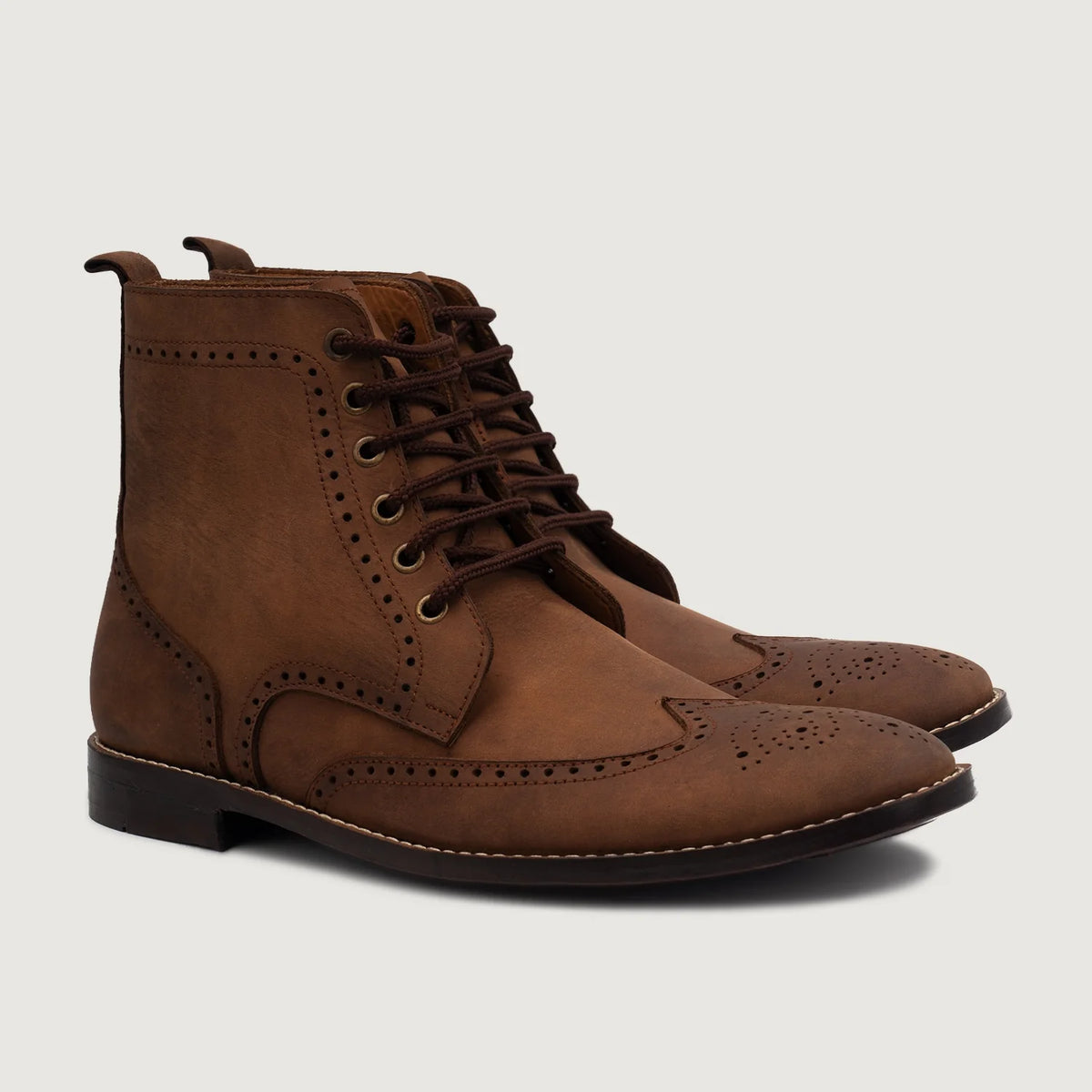 Duster Brogues Derby Oil Pull-up ブラウン レザーブーツ メンズ in Brown Full-Grain Leather - 正面スタイル＆テーラードシルエット | 公式オンライン通販