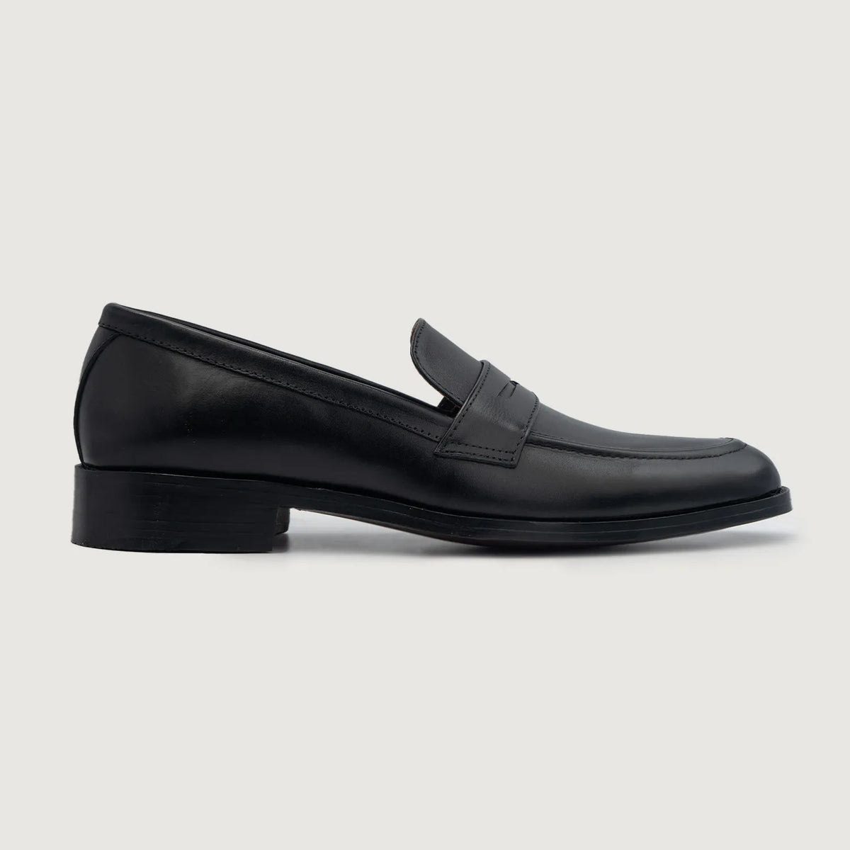 Black Full-Grain leather Loafers - グッドイヤーウェルト製法とつま先トウボックスのディテール