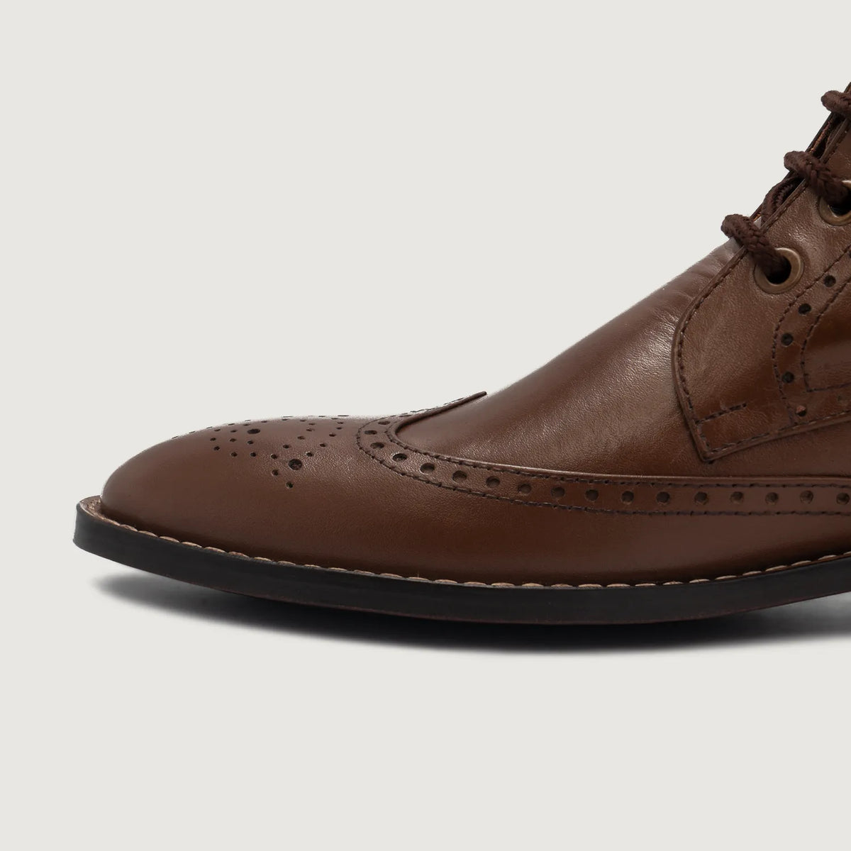 クローズアップ詳細 of Classic Collar & Heavy-Duty Zipper Hardware on Duster Brogues Derby ブラウン レザーブーツ メンズ