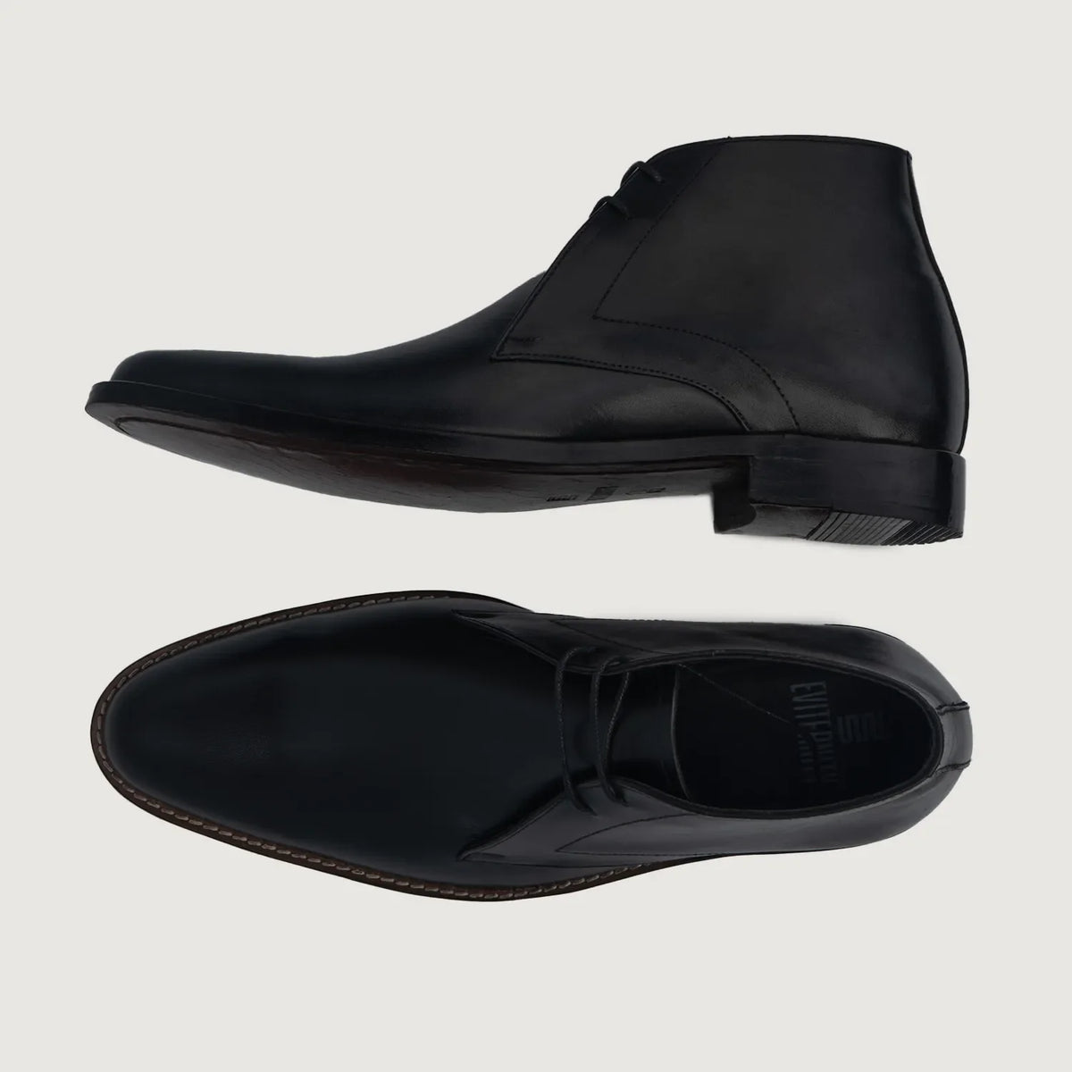 Corry Chukka ブラック レザーブーツ メンズ For Men - 補強ヒールカウンターと高精度2本針ステッチのディテール