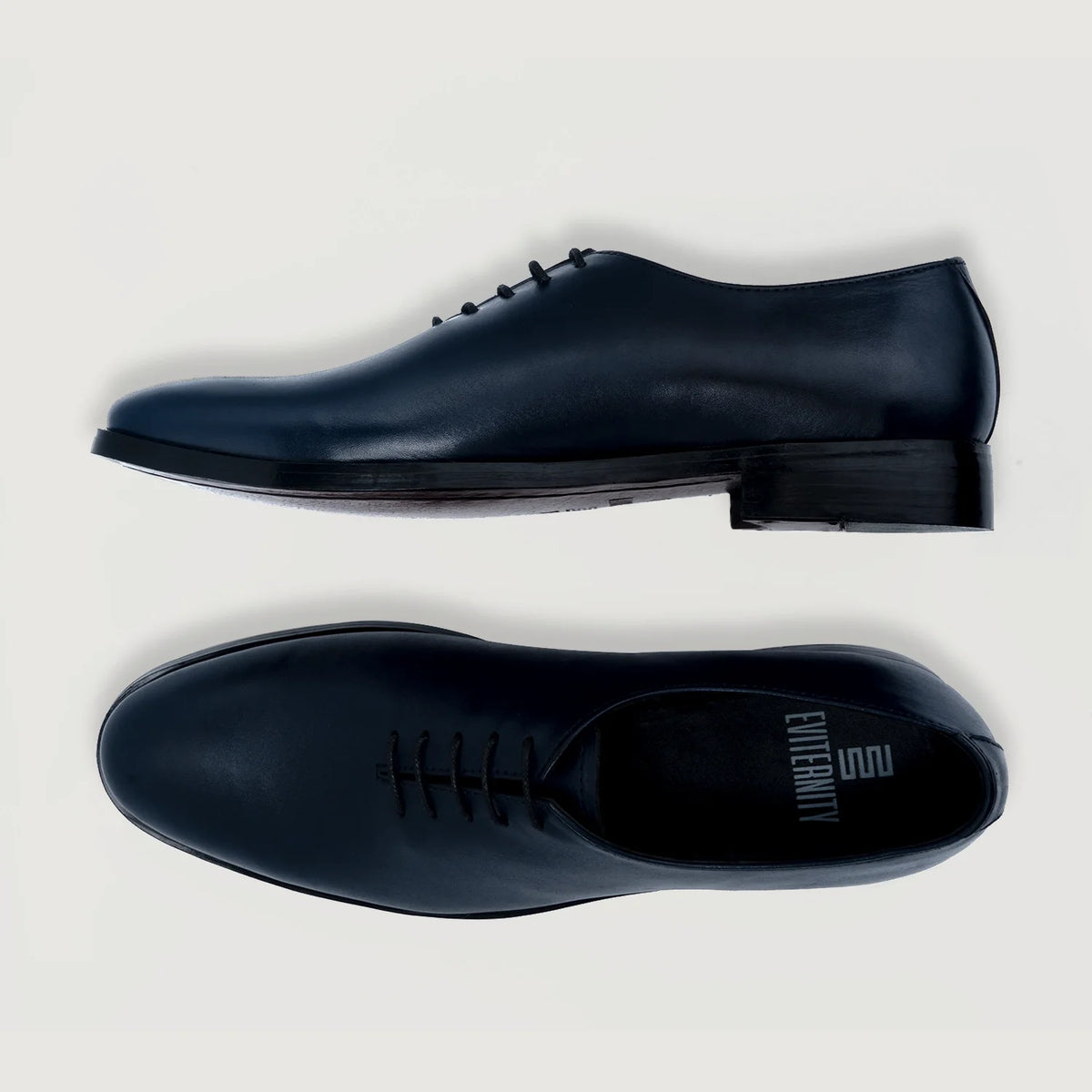 Director Wholecut Midnight ブルー レザーシューズ メンズ For Men - 袖の立体カッティングと洗練されたテーパードフィットを見せる側面ビュー