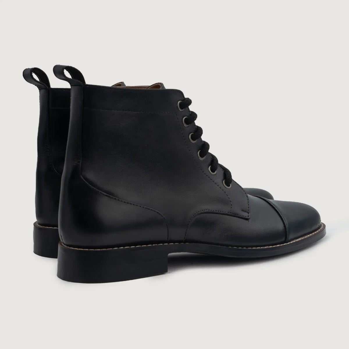 Knight Derby ブラック レザーブーツ メンズ For Men - 補強ヒールカウンターと高精度2本針ステッチのディテール