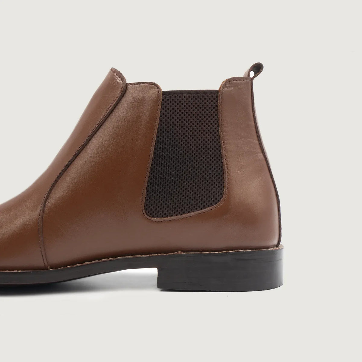 High-Traction Rubber Outsole & Lug Tread Pattern on Clarkson Chelsea ブラウン レザーブーツ メンズ For Men