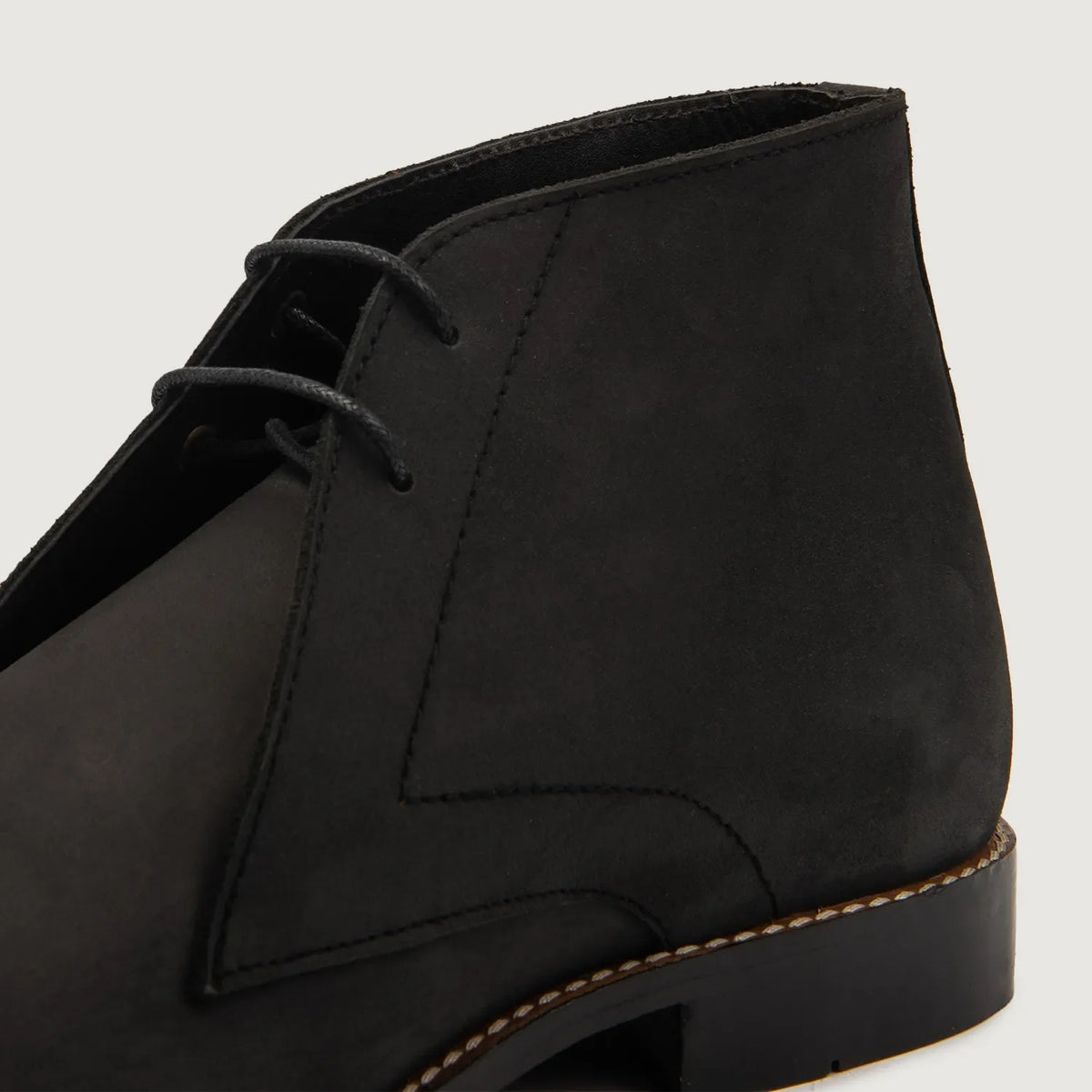 High-Traction Rubber Outsole & Lug Tread Pattern on Corry Chukka ブラック Nubuck レザーブーツ メンズ For Men