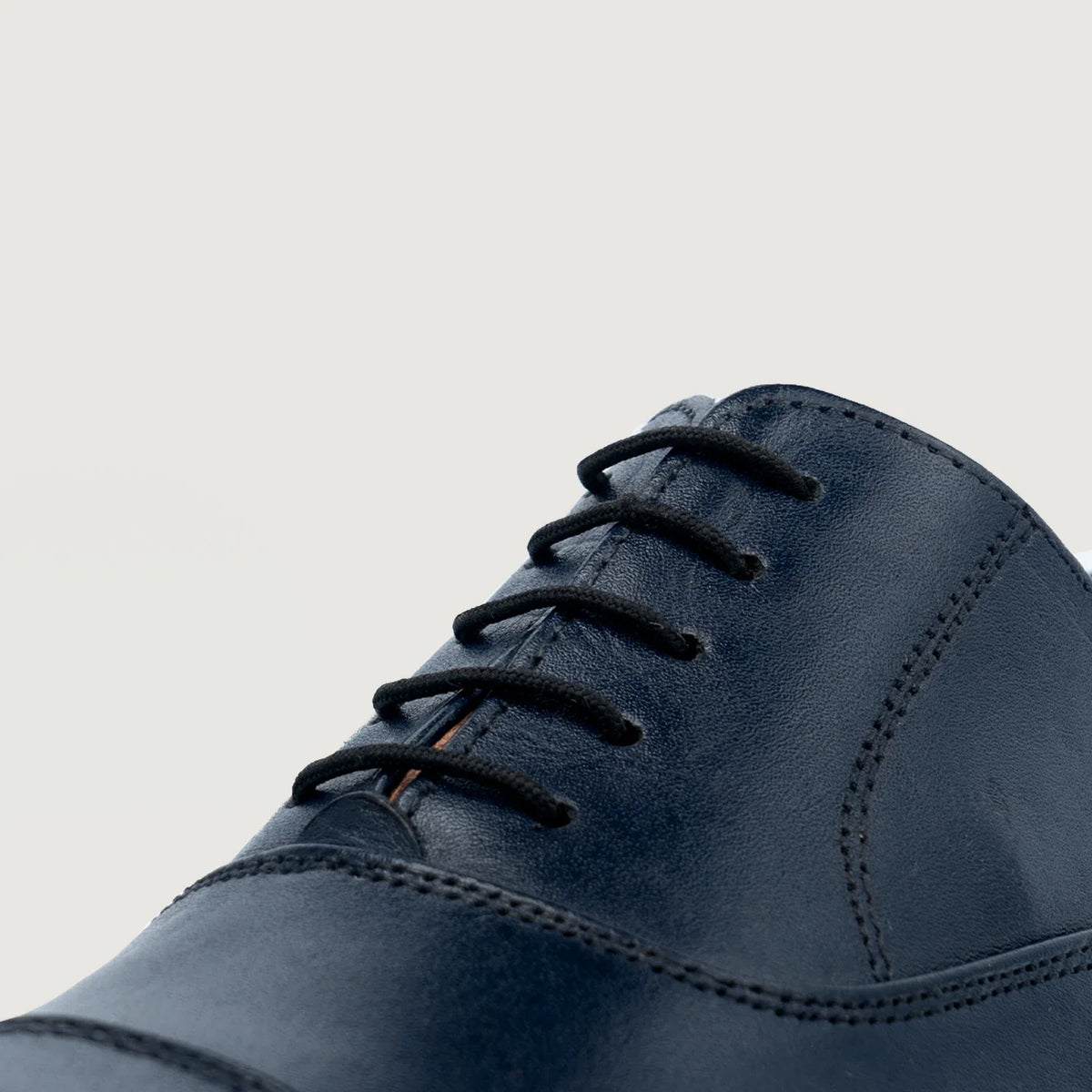 High-Traction Rubber Outsole & Lug Tread Pattern on Professor Oxford Midnight ブルー レザーシューズ メンズ For Men