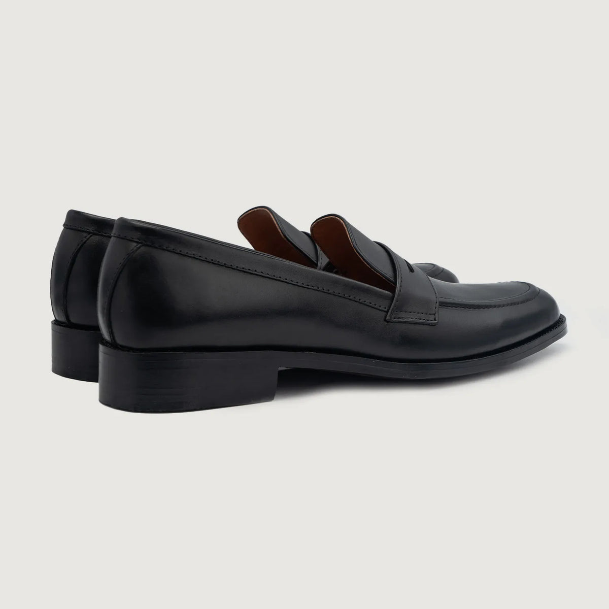 High-Traction Rubber Outsole & Lug Tread Pattern on Baxton ブラック レザーローファー メンズ For Men