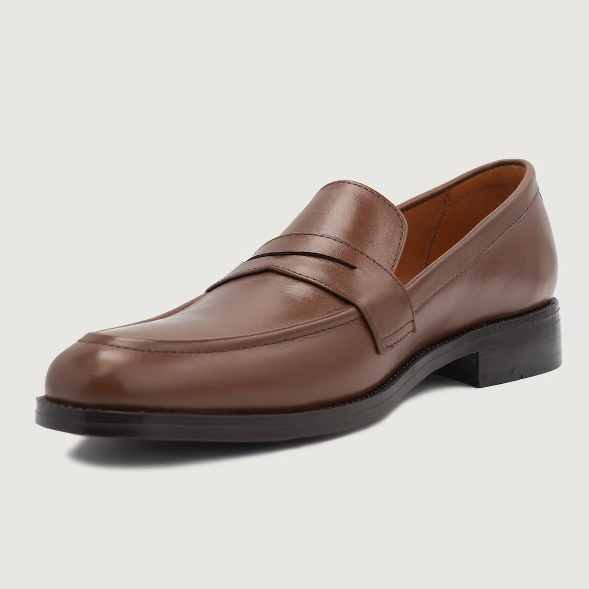 High-Traction Rubber Outsole & Lug Tread Pattern on Baxton ブラウン レザーローファー メンズ