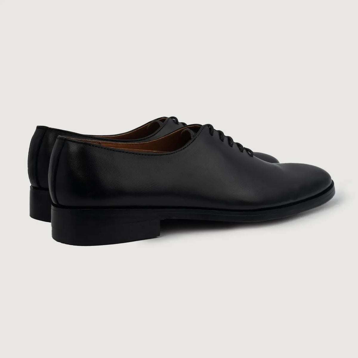 クローズアップ詳細 of Classic Collar & Heavy-Duty Zipper Hardware on Director Wholecut ブラック レザーシューズ メンズ For Men
