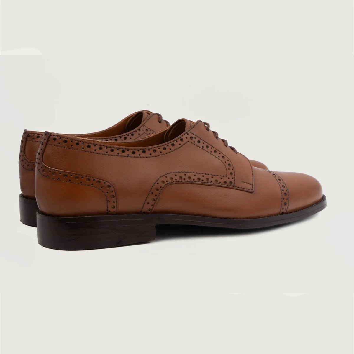 High-Traction Rubber Outsole & Lug Tread Pattern on Dirk Brogues Derby タン レザーシューズ メンズ For Men