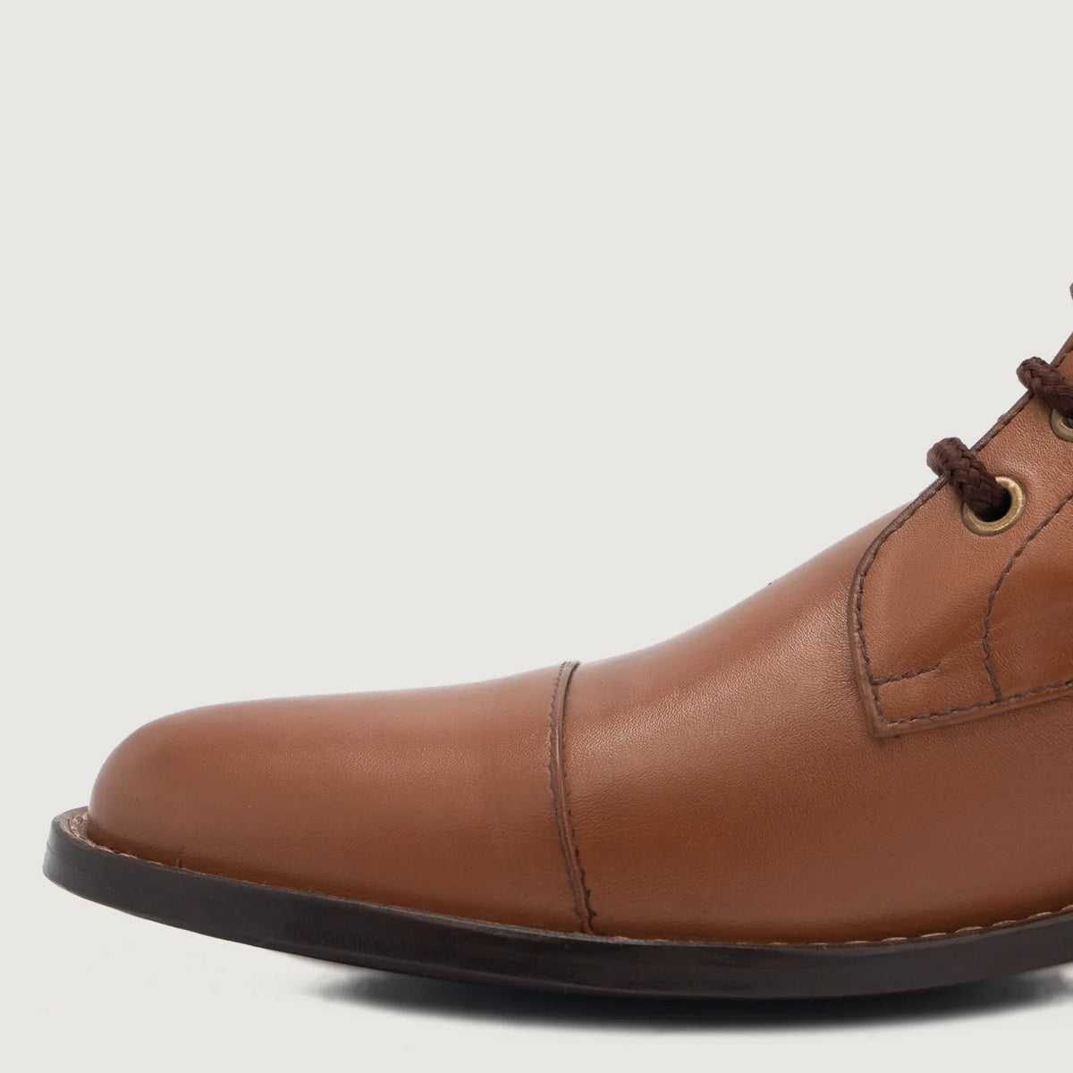 High-Traction Rubber Outsole & Lug Tread Pattern on Knight Derby タン レザーブーツ メンズ For Men
