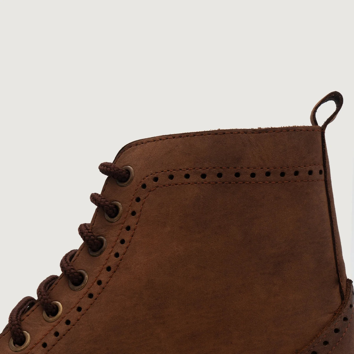 クローズアップ詳細 of Classic Collar & Heavy-Duty Zipper Hardware on Duster Brogues Derby Oil Pull-up ブラウン レザーブーツ メンズ