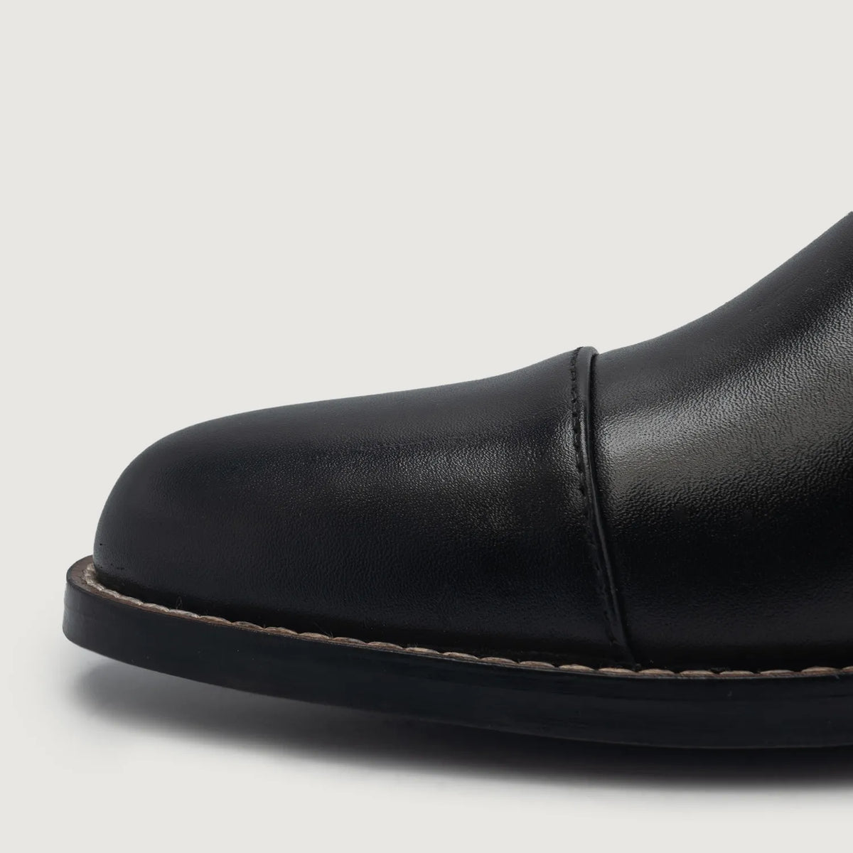 Authentic Full-Grain Leather Grain Depth & Pull-Up Patina Texture Detail