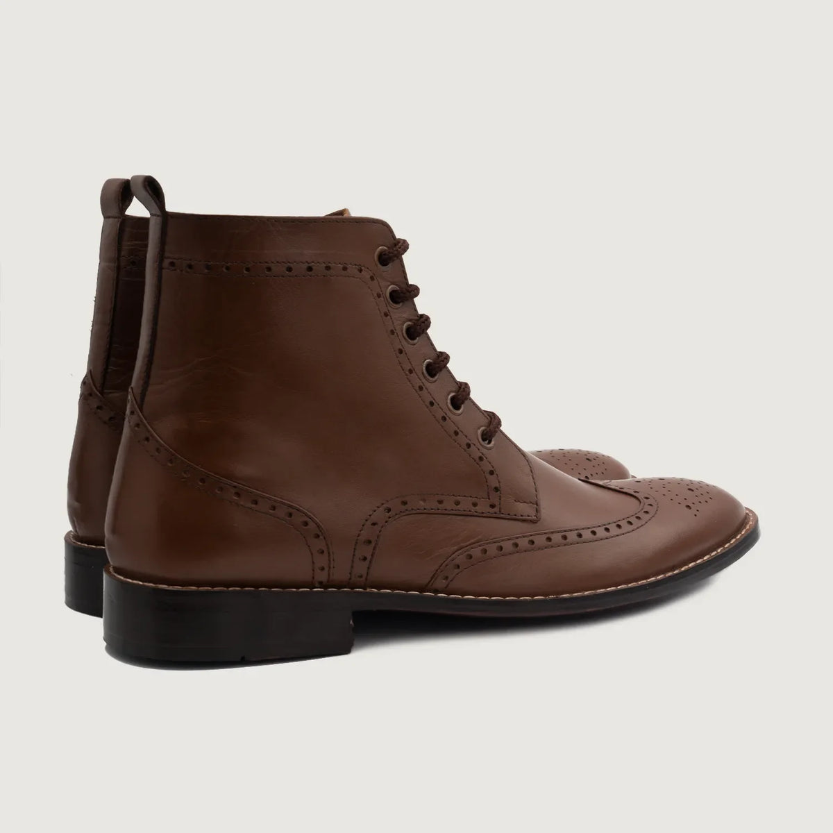 Duster Brogues Derby ブラウン レザーブーツ メンズ - 袖の立体カッティングと洗練されたテーパードフィットを見せる側面ビュー