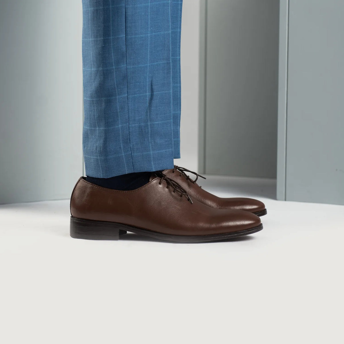 着用イメージ： Director Wholecut ブラウン レザーシューズ メンズ For Men モデル着用（自然光でのドレープ感）