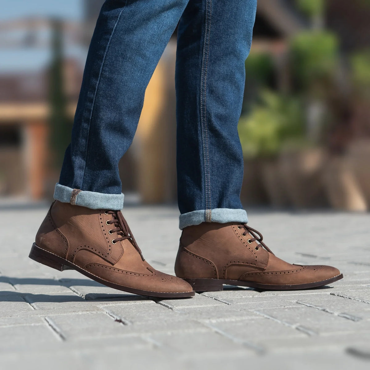 着用イメージ： Duster Brogues Derby Oil Pull-up ブラウン レザーブーツ メンズ モデル着用（自然光でのドレープ感）
