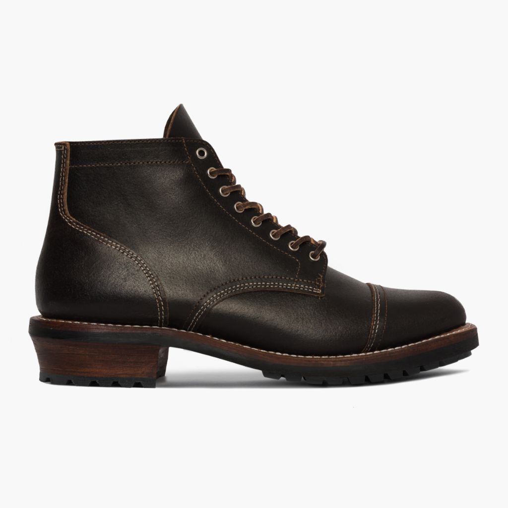 Classic Full-Grain leather Boots - グッドイヤーウェルト製法とつま先トウボックスのディテール