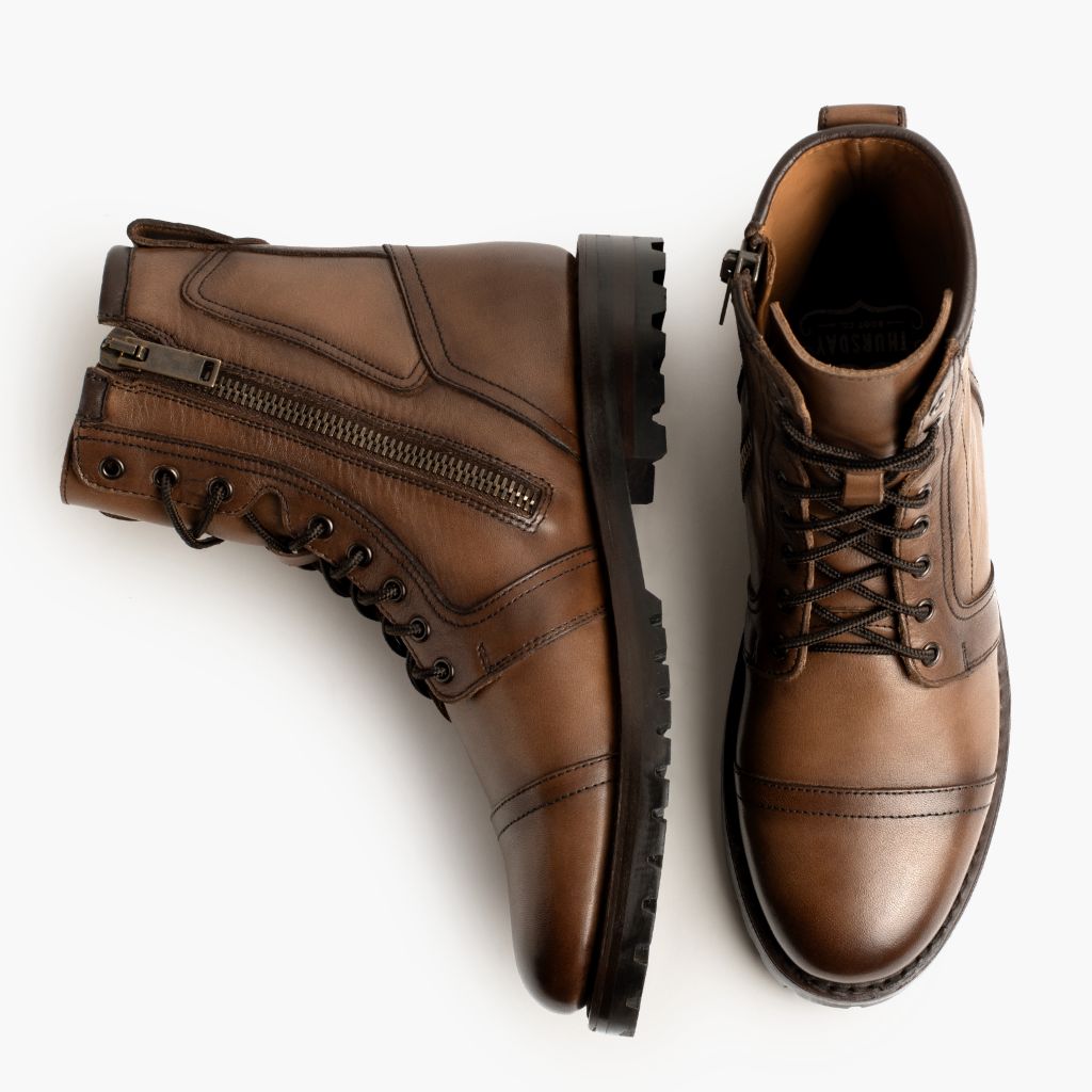 クローズアップ詳細 of Classic Collar & Heavy-Duty Zipper Hardware on Casa Moto アンバーウィート レザーブーツ メンズ