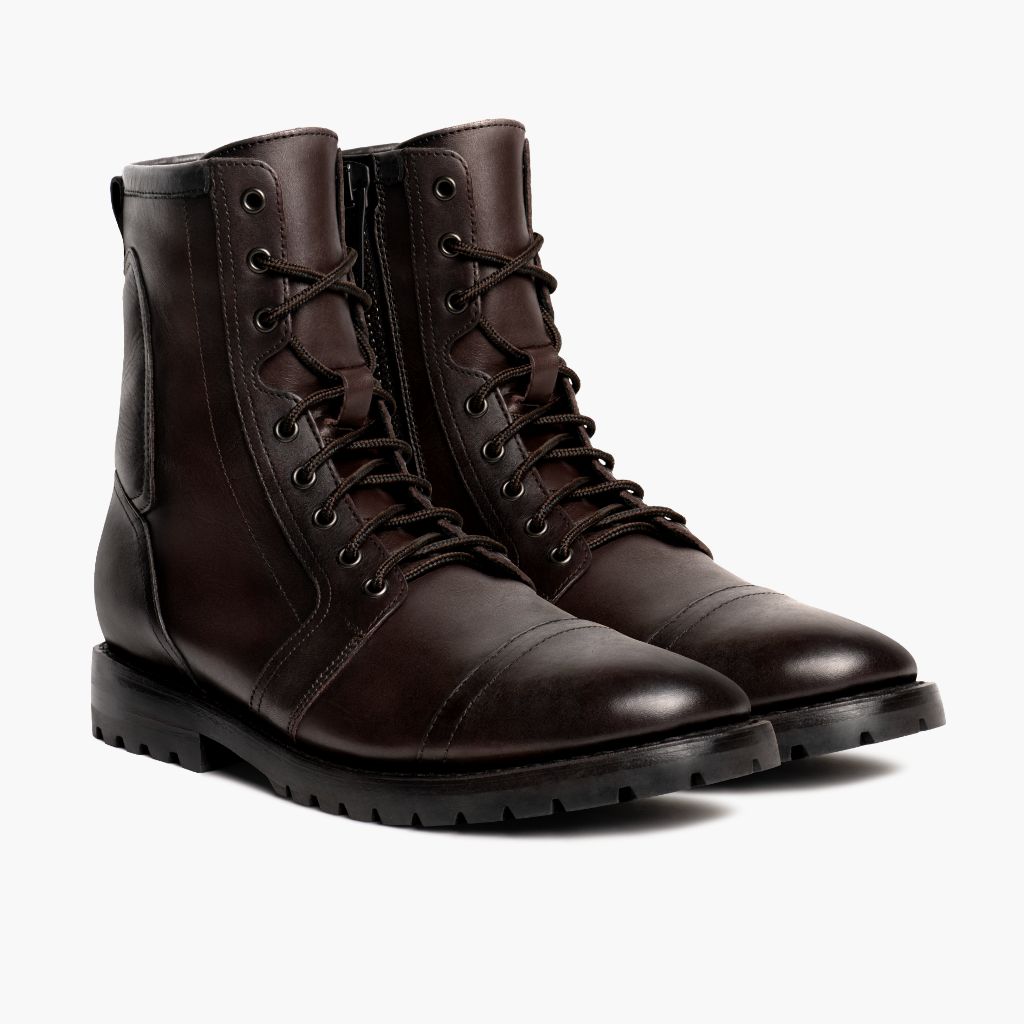 Casa Moto オールドイングリッシュ レザーブーツ メンズ in Classic Full-Grain Leather - 正面スタイル＆テーラードシルエット | 公式オンライン通販