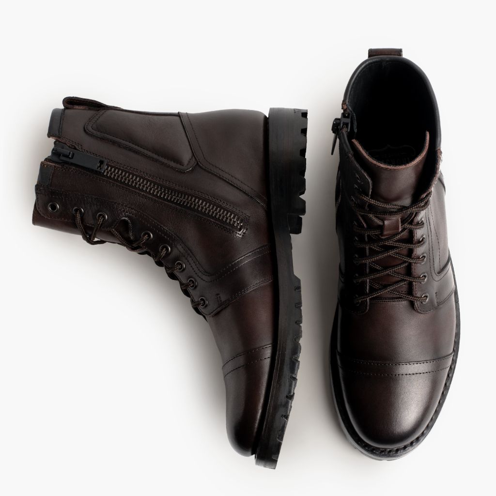クローズアップ詳細 of Classic Collar & Heavy-Duty Zipper Hardware on Casa Moto オールドイングリッシュ レザーブーツ メンズ