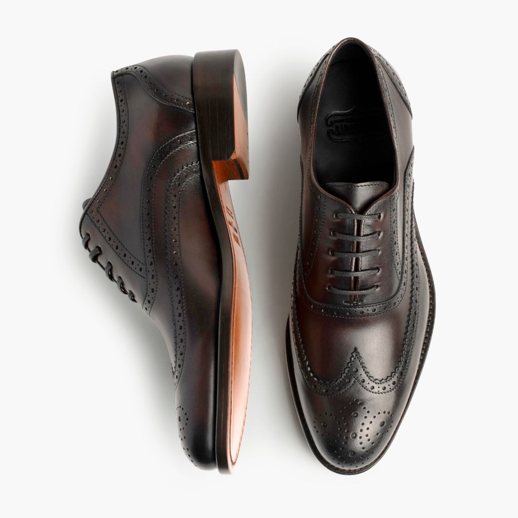 Aviator チョコレート レザーローファー メンズ - 袖の立体カッティングと洗練されたテーパードフィットを見せる側面ビュー