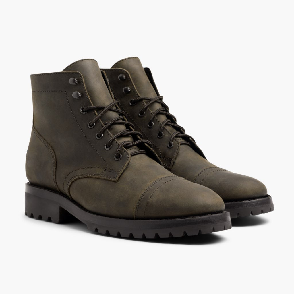 Captain StormKing® マットダークオリーブ レザーブーツ メンズ in Olive Full-Grain Leather - 側面ビュー | 公式オンライン通販
