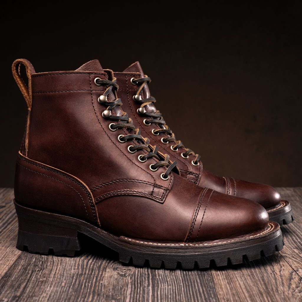 Challenger ウイスキー レザーブーツ メンズ in Classic Full-Grain Leather - 側面ビュー | 公式オンライン通販