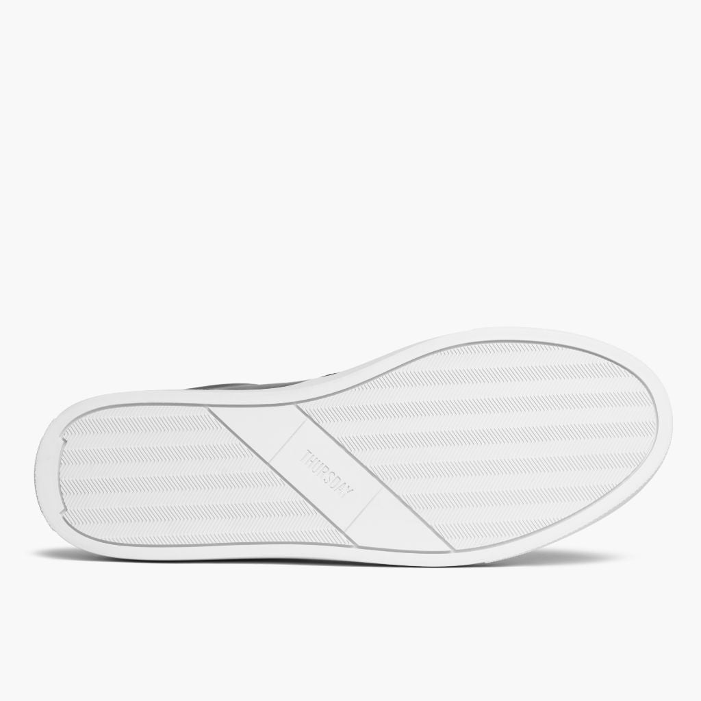 High-Traction Rubber Outsole & Lug Tread Pattern on Court ブラック レザースニーカー メンズ