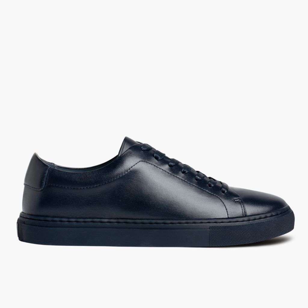 Navy Full-Grain leather Sneakers - グッドイヤーウェルト製法とつま先トウボックスのディテール