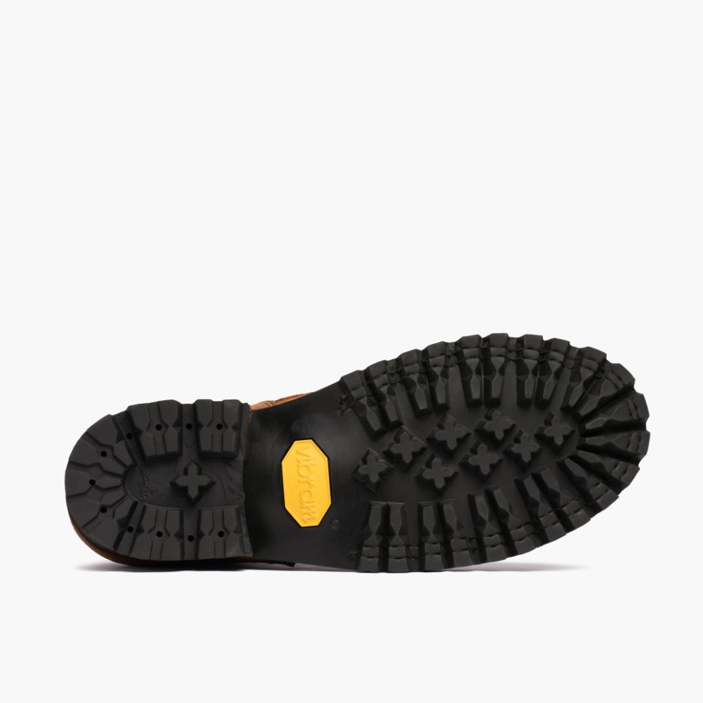 High-Traction Rubber Outsole & Lug Tread Pattern on Challenger バッドランド レザーブーツ メンズ