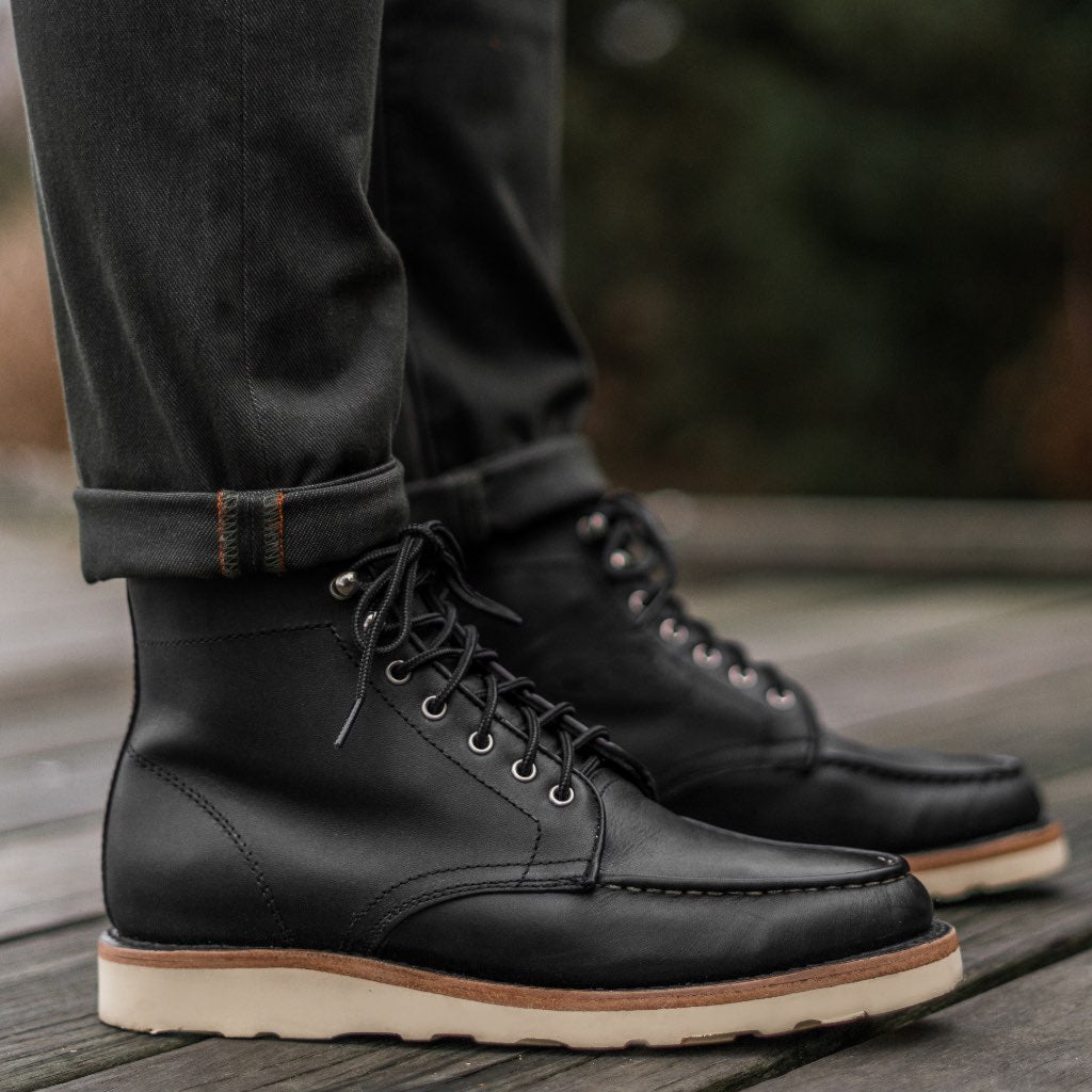 High-Traction Rubber Outsole & Lug Tread Pattern on Diplomat マットブラック レザーブーツ メンズ