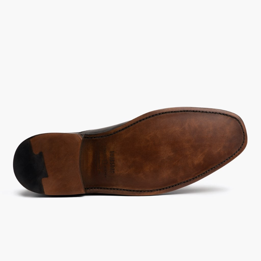 High-Traction Rubber Outsole & Lug Tread Pattern on Executive ブラック レザースニーカー メンズ