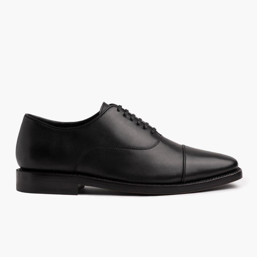 Black Full-Grain leather Sneakers - グッドイヤーウェルト製法とつま先トウボックスのディテール