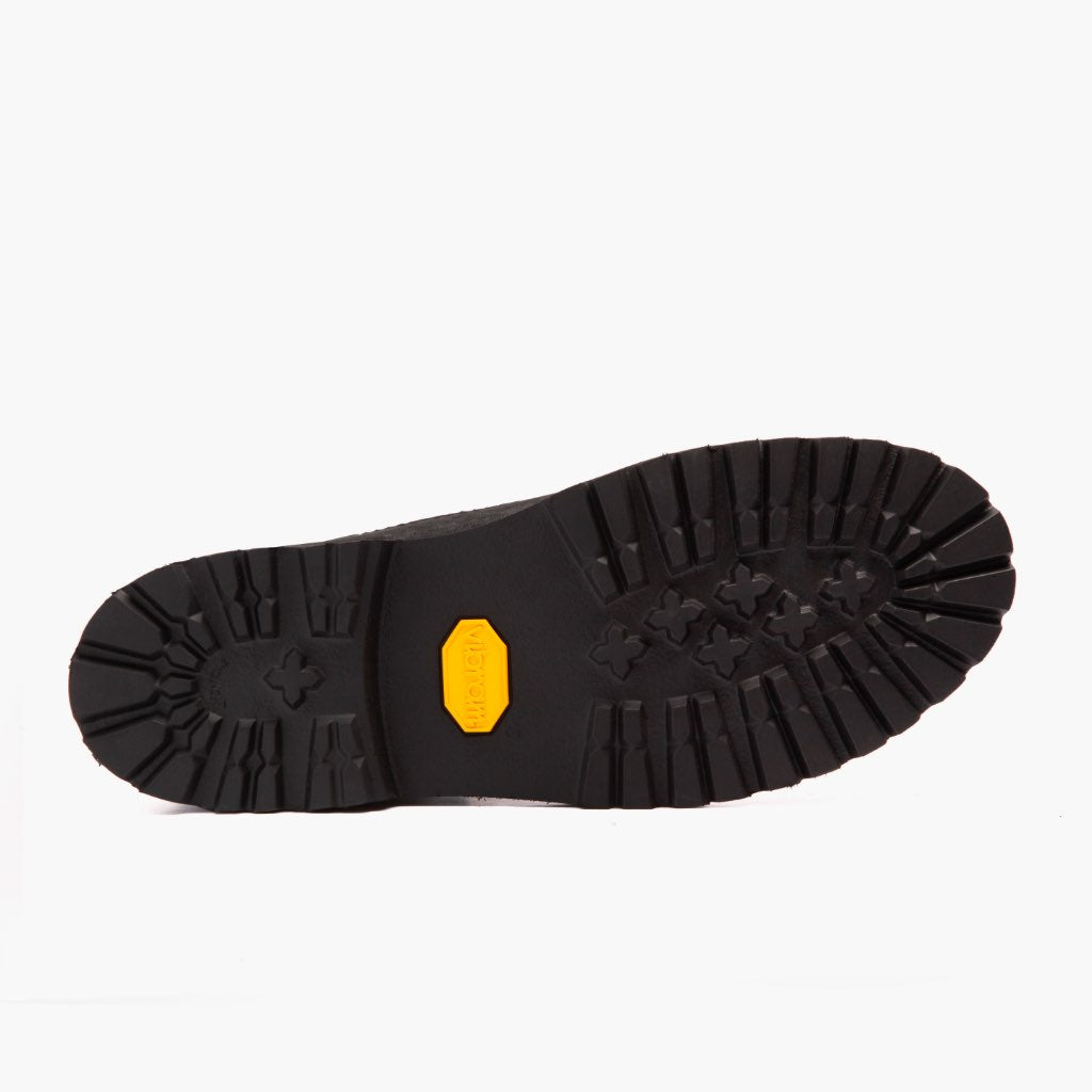 High-Traction Rubber Outsole & Lug Tread Pattern on Explorer マットブラック レザーブーツ メンズ