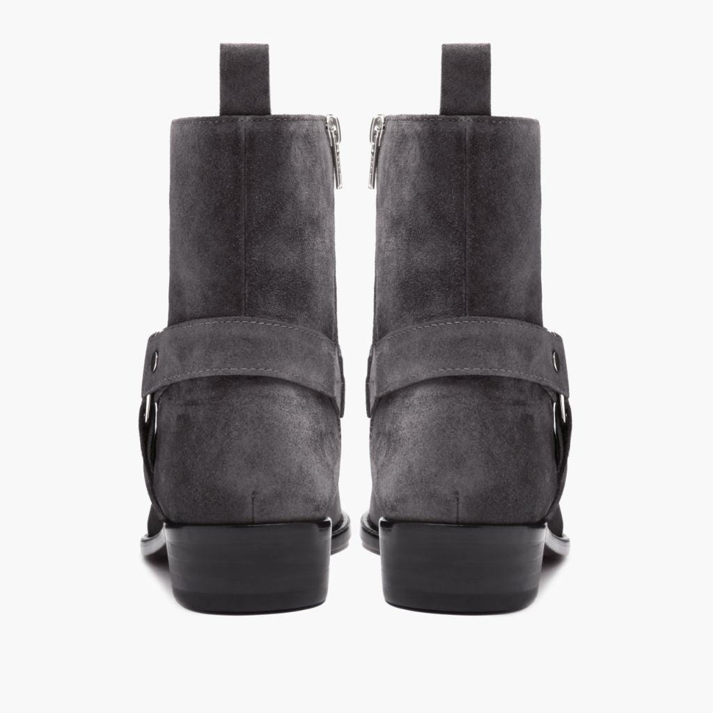 High-Traction Rubber Outsole & Lug Tread Pattern on Harness グレー Suede レザーブーツ メンズ