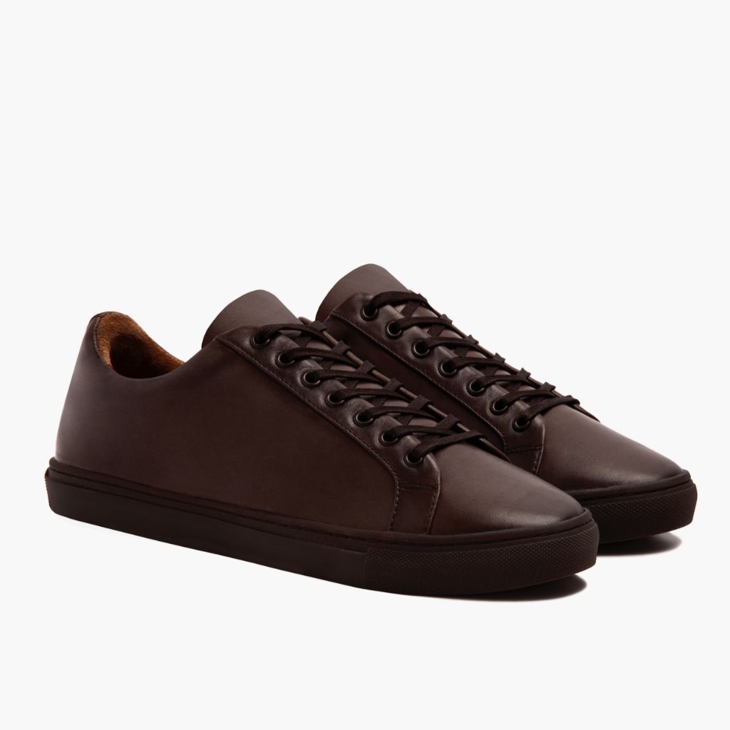 Premier Low Top オールドイングリッシュ レザースニーカー メンズ For Men in Classic Full-Grain Leather - 側面ビュー | 公式オンライン通販