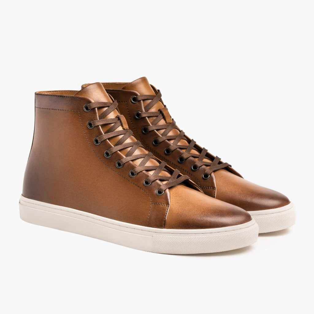 Premier High Top トフィー レザースニーカー メンズ For Men in Classic Full-Grain Leather - 側面ビュー | 公式オンライン通販