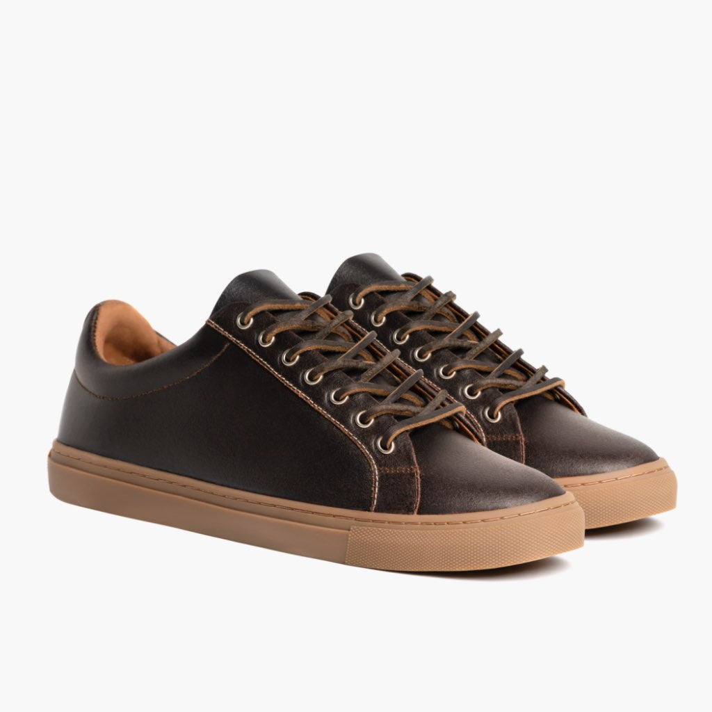 Premier Low Top Cacao レザースニーカー メンズ For Men in Classic Full-Grain Leather - 側面ビュー | 公式オンライン通販