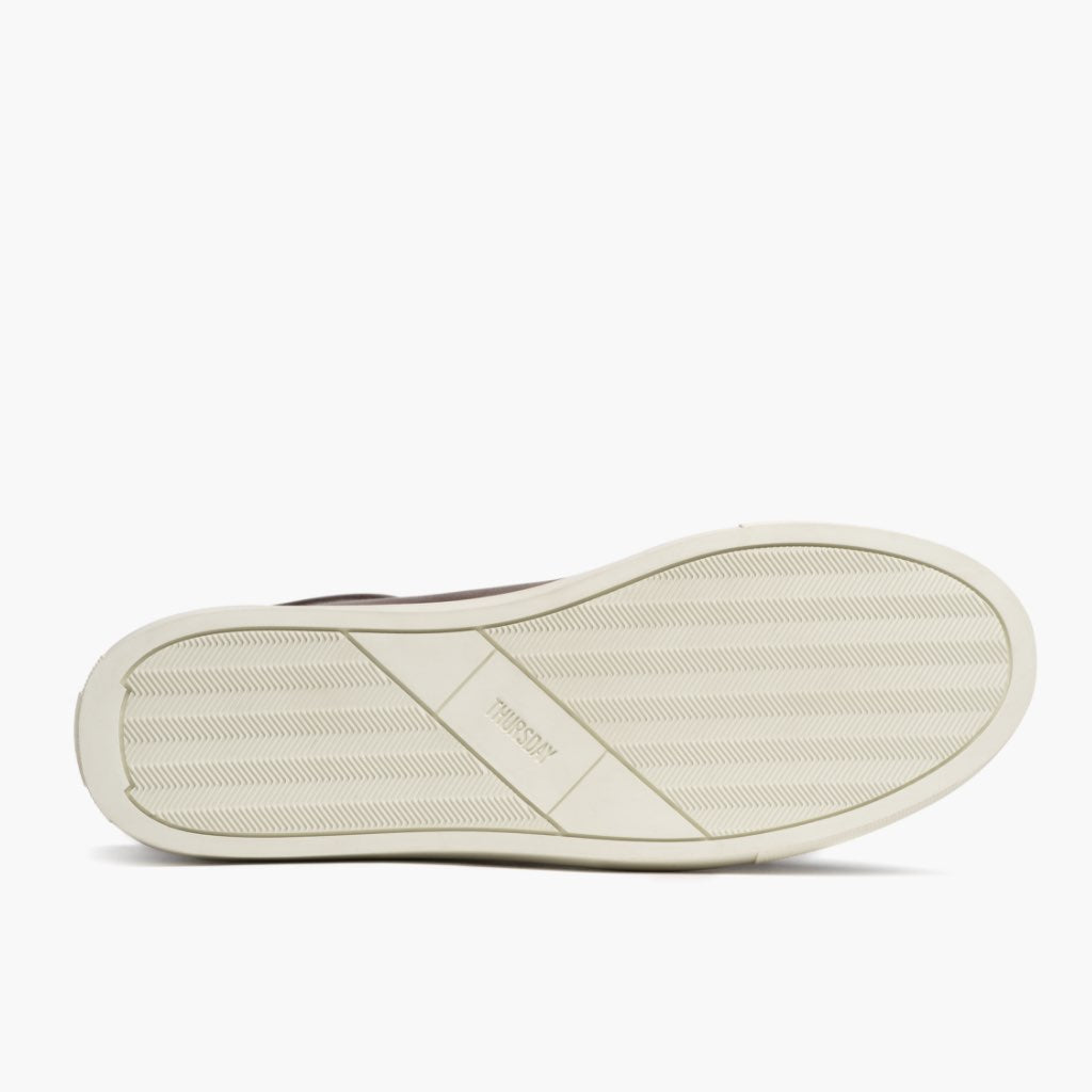 High-Traction Rubber Outsole & Lug Tread Pattern on Premier Low Top Coffee レザースニーカー メンズ For Men