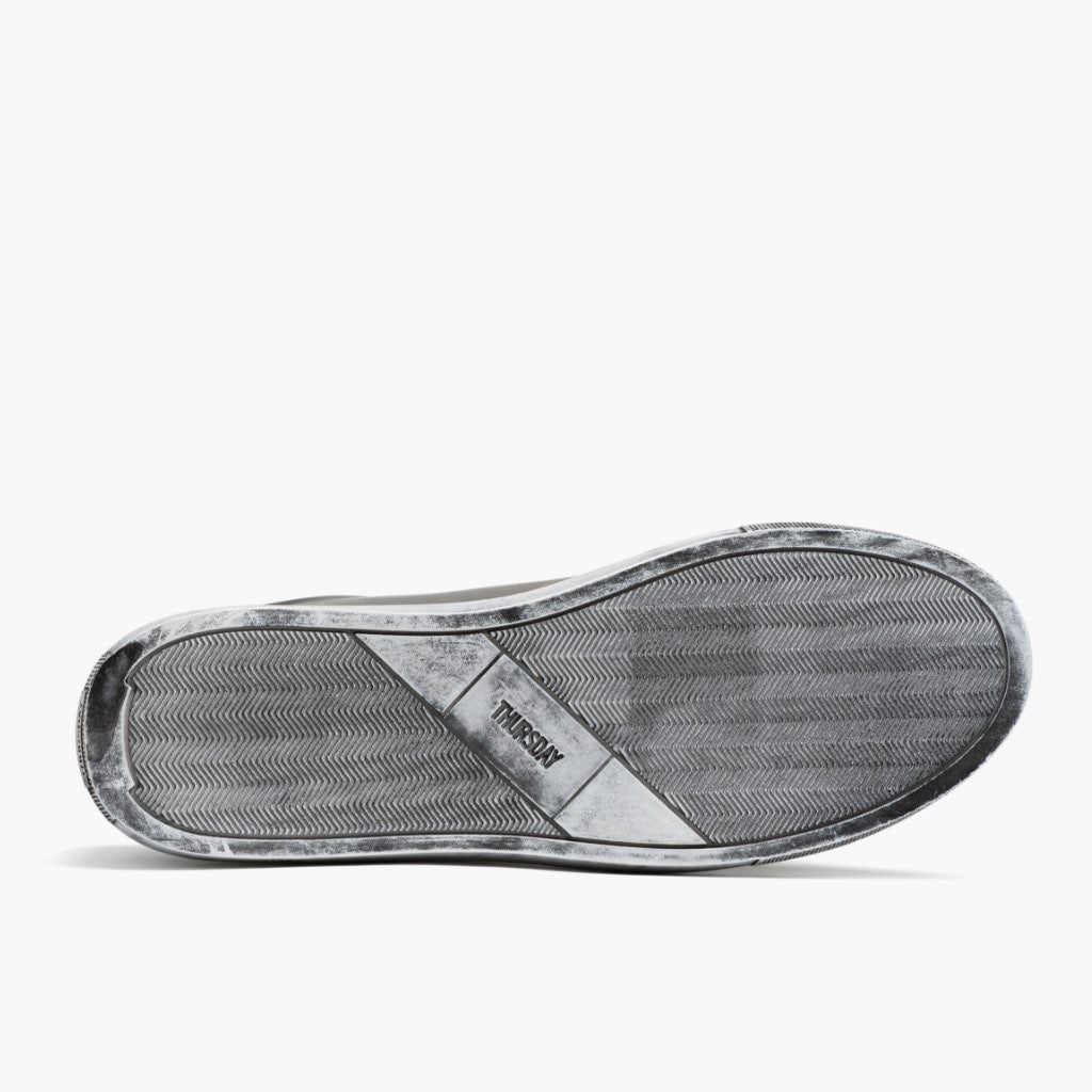 High-Traction Rubber Outsole & Lug Tread Pattern on Premier Low Top Distressed グレー レザースニーカー メンズ For Men