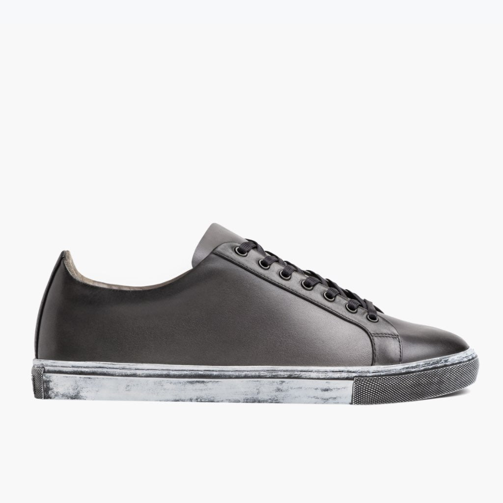 Grey Full-Grain leather Sneakers - グッドイヤーウェルト製法とつま先トウボックスのディテール