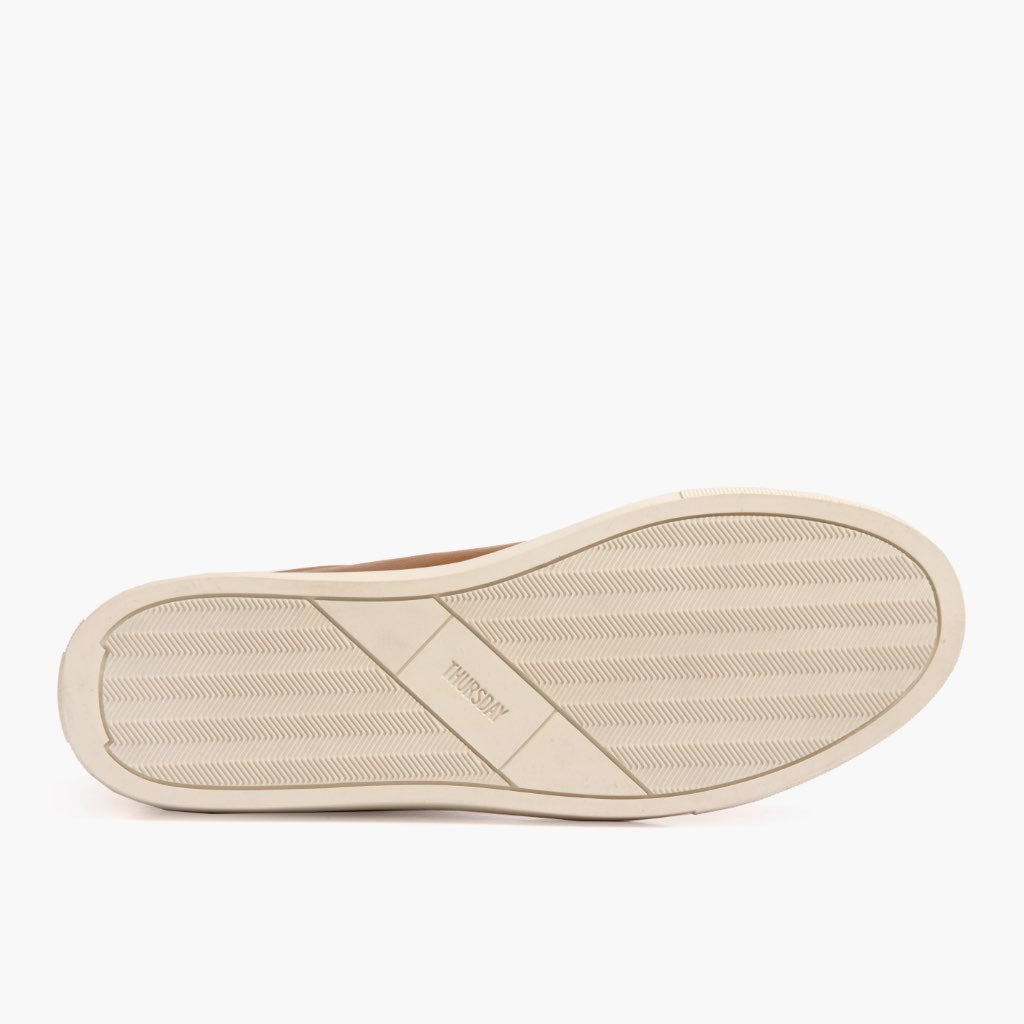 High-Traction Rubber Outsole & Lug Tread Pattern on Premier Low Top トフィー レザースニーカー メンズ For Men